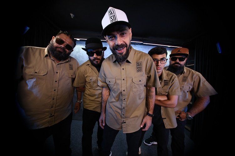 Banda santista SKASU apresenta o álbum "A Maré Virou"