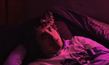 Yuri Wariss transforma memórias em arte no clipe nostálgico