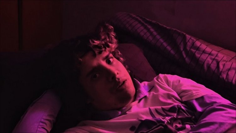 Yuri Wariss transforma memórias em arte no clipe nostálgico